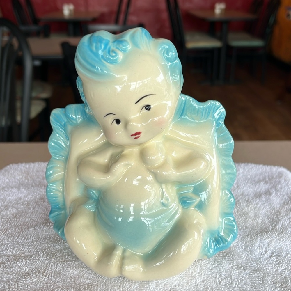 Hull Blue Baby on Pillow USA#92 Planter